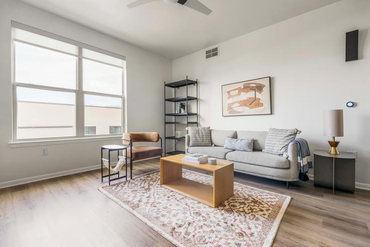 Elegant gestaltetes Wohnzimmer mit moderner Einrichtung in einer Wohnung im Griffis at the domain in Austin, Austin