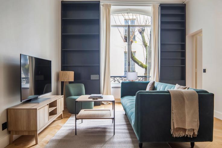 7th arrondissement, Paris 소재 Cité Martignac 4 유닛에 마련된, 현대적인 가구로 꾸며진 우아한 디자인의 거실 7th arrondissement, Paris 소재 Cité Martignac 4 유닛에 마련된, 현대적인 가구로 꾸며진 우아한 디자인의 거실