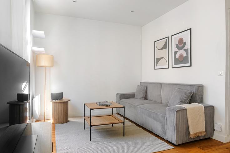 Rennequin 6 adresindeki bir dairede modern mobilyalarla zarif bir şekilde tasarlanmış oturma odası 17th arrondissement, Paris