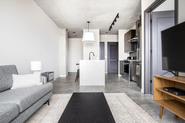 Chicago, Chicago에 위치한 Union West Apartments 아파트의 세련된 인테리어가 돋보이는 거실 Chicago, Chicago에 위치한 Union West Apartments 아파트의 세련된 인테리어가 돋보이는 거실