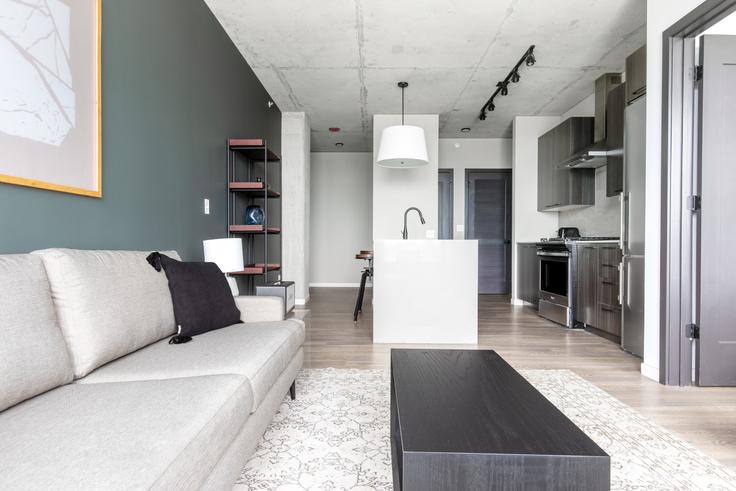 Chicago, Chicago에 위치한 Union West Apartments 아파트의 세련된 인테리어가 돋보이는 거실 Chicago, Chicago에 위치한 Union West Apartments 아파트의 세련된 인테리어가 돋보이는 거실