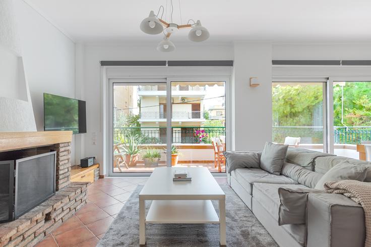 Persefonis II adresindeki bir dairede modern mobilyalarla zarif bir şekilde tasarlanmış oturma odası North Athens, Athens