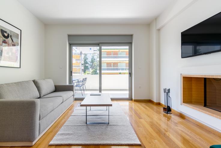 Sala de estar elegantemente projetada com móveis modernos em um apartamento no Filippou Litsa II em Chalandri, Athens