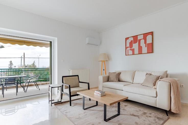 Elegant gestaltetes Wohnzimmer mit moderner Einrichtung in einer Wohnung im Posidonos 10 in South Athens, Athens