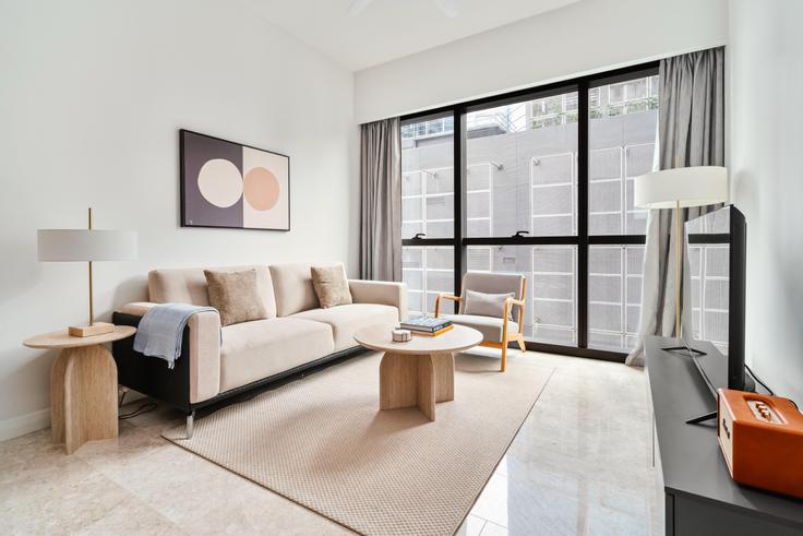 Imbi, Kuala Lumpur에 위치한 Trx 아파트의 세련된 인테리어가 돋보이는 거실 Imbi, Kuala Lumpur에 위치한 Trx 아파트의 세련된 인테리어가 돋보이는 거실