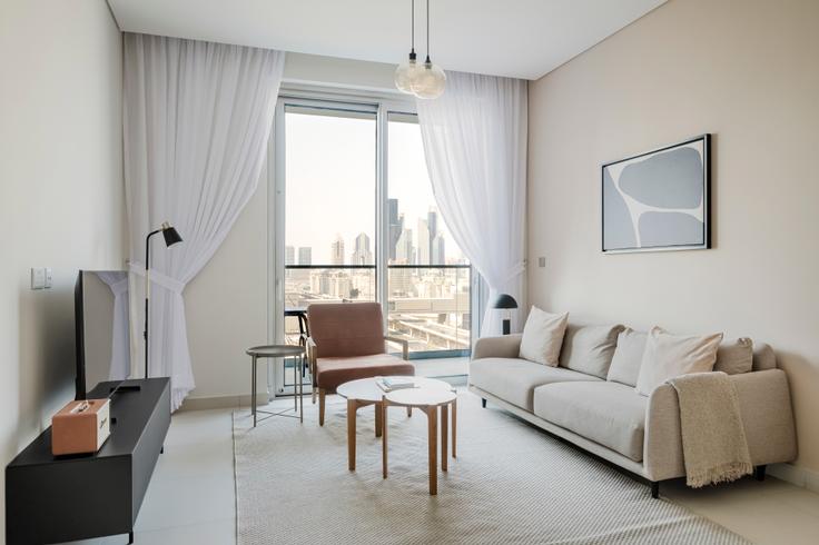 Elegant gestaltetes Wohnzimmer mit moderner Einrichtung in einer Wohnung im Vida Dubai Mall Tower 2 in Downtown Dubai, Dubai Elegant gestaltetes Wohnzimmer mit moderner Einrichtung in einer Wohnung im Vida Dubai Mall Tower 2 in Downtown Dubai, Dubai