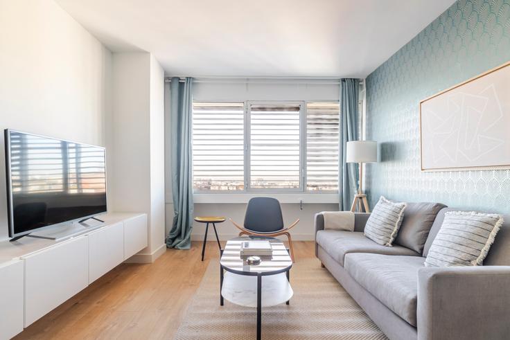 Calle de Orense 69 adresindeki bir dairede modern mobilyalarla zarif bir şekilde tasarlanmış oturma odası Tetuán, Madrid