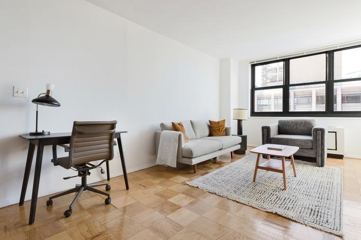 Salle de séjour élégante avec mobilier moderne dans un appartement à The Wellesley à Manhattan, New York Salle de séjour élégante avec mobilier moderne dans un appartement à The Wellesley à Manhattan, New York