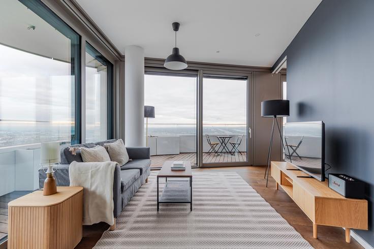 Elegant gestaltetes Wohnzimmer mit moderner Einrichtung in einer Wohnung im Danube flats in Vienna, Vienna