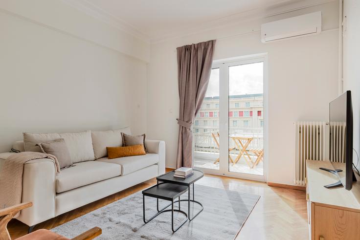 Elegante sala de estar con mobiliario moderno en un apartamento en Valaoritou 9, Athens en Central Athens, Athens