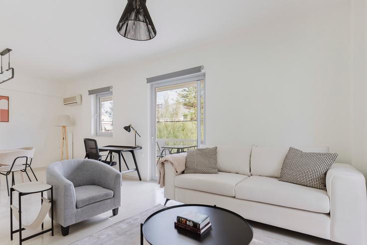 South Athens, Athens에 위치한 Stravonos II 아파트의 세련된 인테리어가 돋보이는 거실 South Athens, Athens에 위치한 Stravonos II 아파트의 세련된 인테리어가 돋보이는 거실