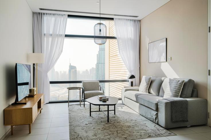 Elegante sala de estar con mobiliario moderno en un apartamento en Index Tower en Trade Center, Dubai