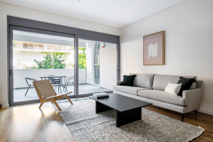 Salle de séjour élégante avec mobilier moderne dans un appartement à Solomou à North Athens, Athens Salle de séjour élégante avec mobilier moderne dans un appartement à Solomou à North Athens, Athens