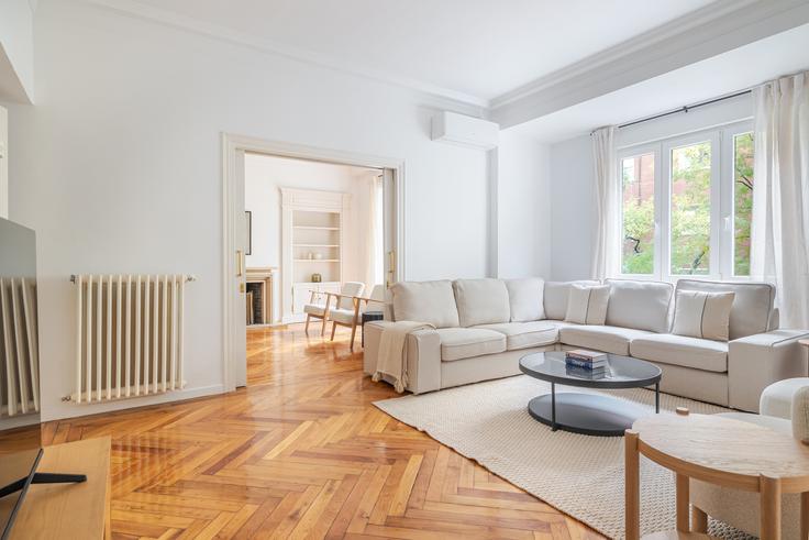Sala de estar elegantemente projetada com móveis modernos em um apartamento no Calle Galileo 93 em Chamberí, Madrid
