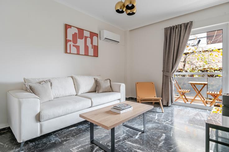 Leoforos Poseidonos III adresindeki bir dairede modern mobilyalarla zarif bir şekilde tasarlanmış oturma odası South Athens, Athens Leoforos Poseidonos III adresindeki bir dairede modern mobilyalarla zarif bir şekilde tasarlanmış oturma odası South Athens, Athens