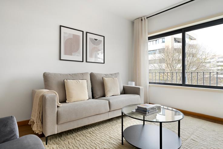 Salle de séjour élégante avec mobilier moderne dans un appartement à Comandante Costeau 19 à Parque das Nações, Lisbon