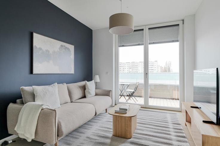 Elegant gestaltetes Wohnzimmer mit moderner Einrichtung in einer Wohnung im Meiereistraße 14 in Vienna, Vienna