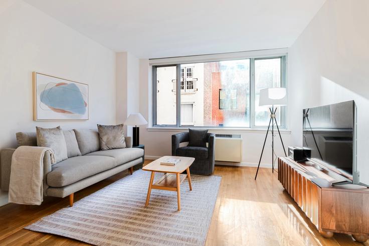 Manhattan, New York 소재 21 Chelsea 유닛에 마련된, 현대적인 가구로 꾸며진 우아한 디자인의 거실