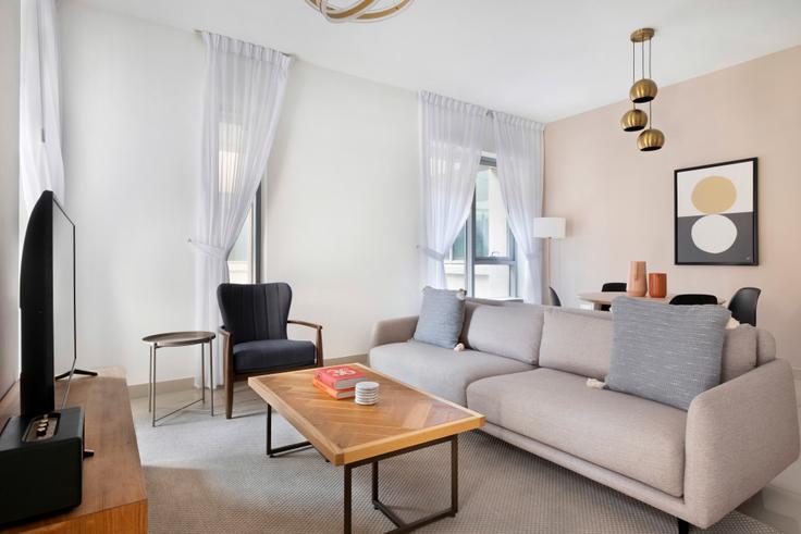 Elegant gestaltetes Wohnzimmer mit moderner Einrichtung in einer Wohnung im 29 burj boulevard tower in Downtown Dubai, Dubai