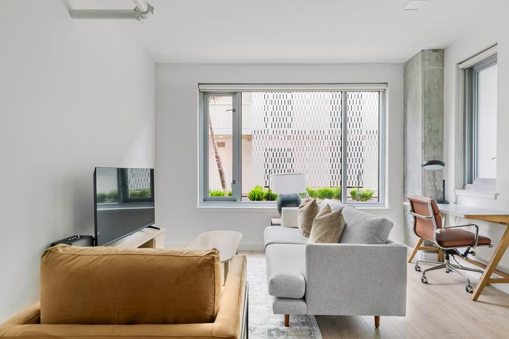 Elegant gestaltetes Wohnzimmer mit moderner Einrichtung in einer Wohnung im The Landing in San Francisco, San Francisco