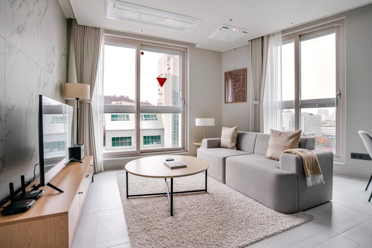 Villiv D able APT adresindeki bir dairede modern mobilyalarla zarif bir şekilde tasarlanmış oturma odası Mapo-gu, Seoul
