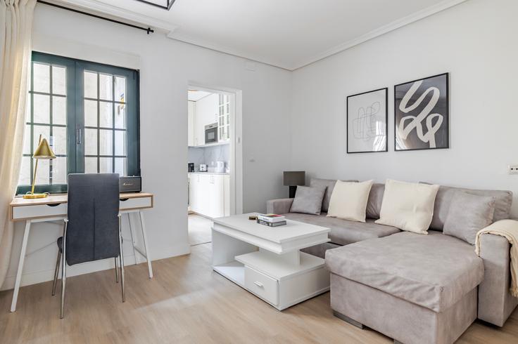 Madrid SalamancaのCalle oltra 15のアパートメントにある、モダンな家具を備えたエレガントなデザインのリビングルーム