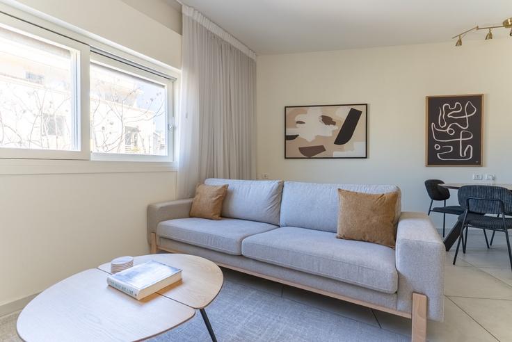 Rambam 24 adresindeki bir dairede modern mobilyalarla zarif bir şekilde tasarlanmış oturma odası Tel Aviv, Tel Aviv