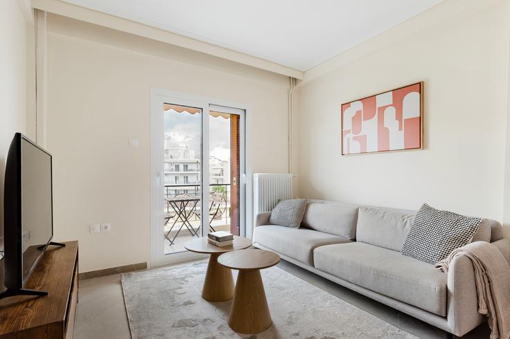 Sala de estar elegantemente projetada com móveis modernos em um apartamento no Eleftherias 25 em South Athens, Athens