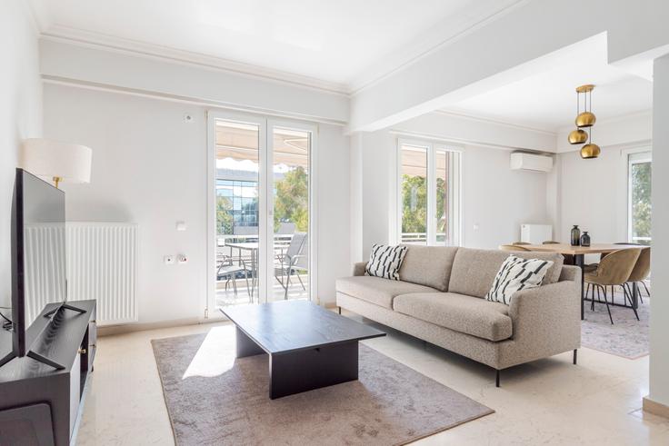Salle de séjour élégante avec mobilier moderne dans un appartement à Zisimopoulou à South Athens, Athens
