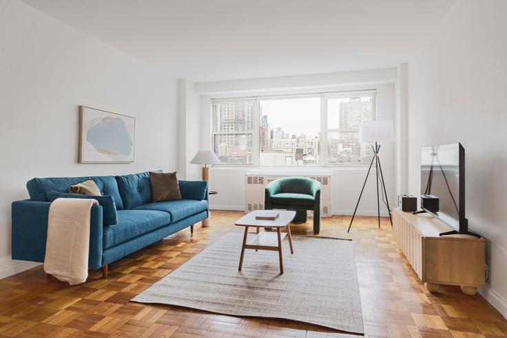 The Ashford adresindeki bir dairede modern mobilyalarla zarif bir şekilde tasarlanmış oturma odası Manhattan, New York The Ashford adresindeki bir dairede modern mobilyalarla zarif bir şekilde tasarlanmış oturma odası Manhattan, New York