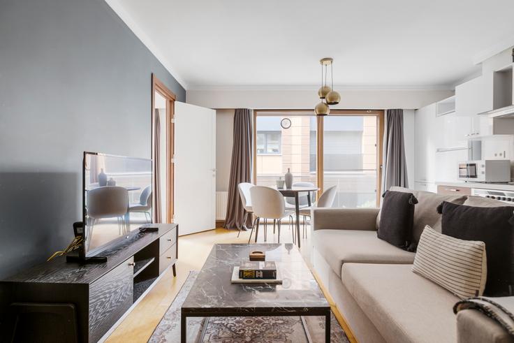 Sala de estar elegantemente projetada com móveis modernos em um apartamento no Kalamışev em Kadıköy, İstanbul