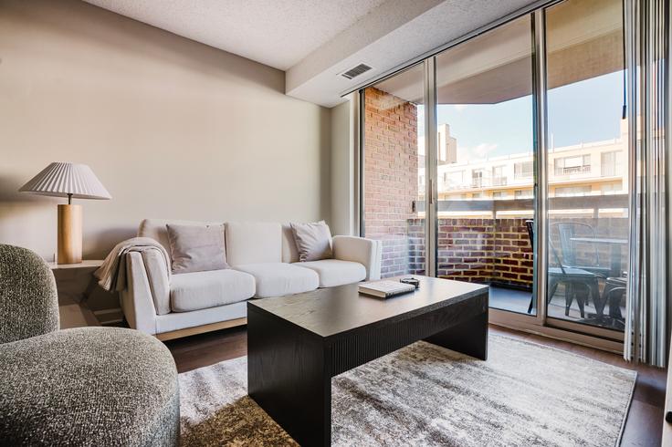 Washington, Washington에 위치한 Winston House 아파트의 세련된 인테리어가 돋보이는 거실