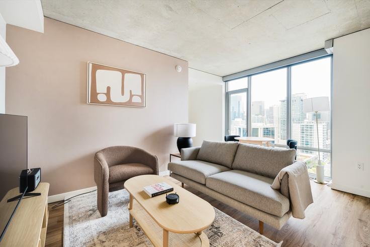 Elegant gestaltetes Wohnzimmer mit moderner Einrichtung in einer Wohnung im Dimension in Seattle, Seattle Elegant gestaltetes Wohnzimmer mit moderner Einrichtung in einer Wohnung im Dimension in Seattle, Seattle