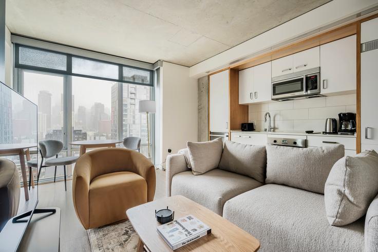 Seattle, Seattle 소재 Dimension 유닛에 마련된, 현대적인 가구로 꾸며진 우아한 디자인의 거실