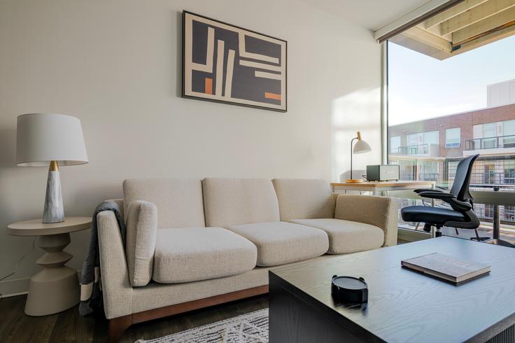 Elegant gestaltetes Wohnzimmer mit moderner Einrichtung in einer Wohnung im Ava northpoint in Cambridge, Cambridge