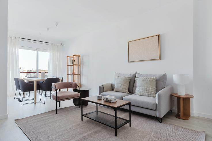 Elegante sala de estar con mobiliario moderno en un apartamento en Sardenya 278 en Eixample, Barcelona