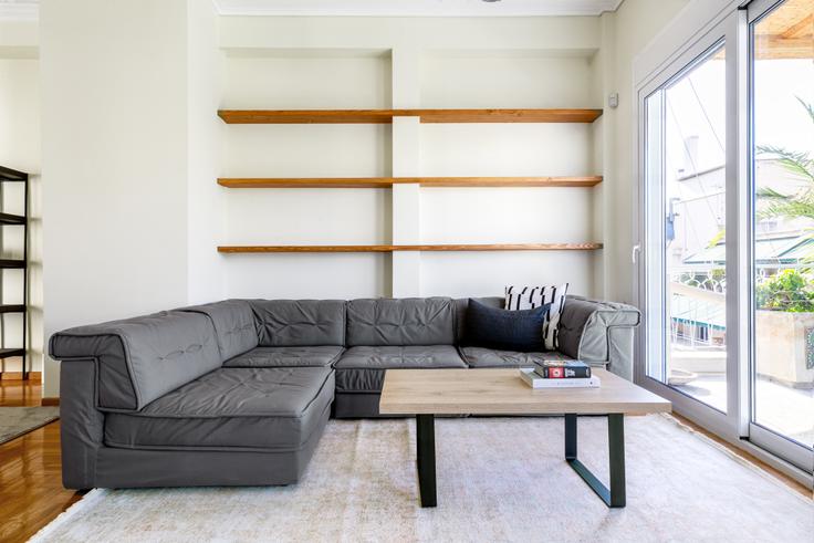 Salle de séjour élégante avec mobilier moderne dans un appartement à Falirou II à Central Athens, Athens Salle de séjour élégante avec mobilier moderne dans un appartement à Falirou II à Central Athens, Athens