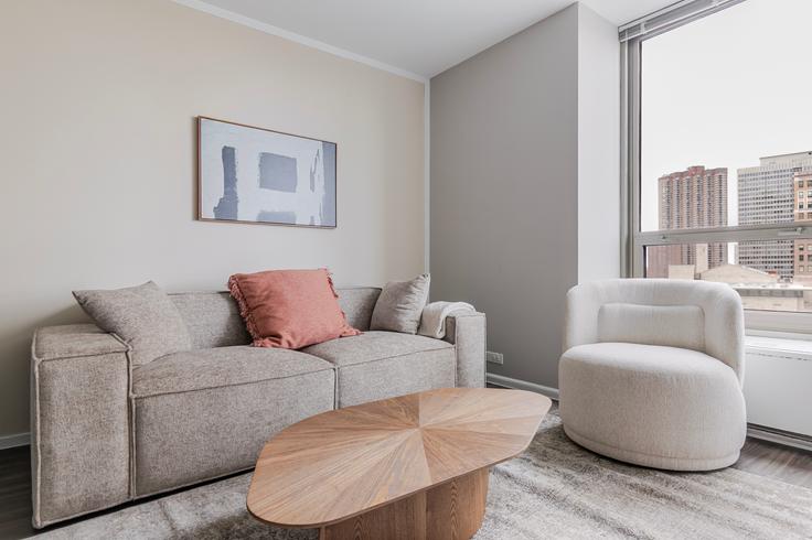 3450 N. Lake Shore Dr. adresindeki bir dairede modern mobilyalarla zarif bir şekilde tasarlanmış oturma odası Chicago, Chicago