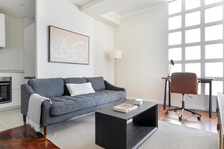 Elegant gestaltetes Wohnzimmer mit moderner Einrichtung in einer Wohnung im Av. dos Estados Unidos da América 92 in Alvalade, Lisbon Elegant gestaltetes Wohnzimmer mit moderner Einrichtung in einer Wohnung im Av. dos Estados Unidos da América 92 in Alvalade, Lisbon