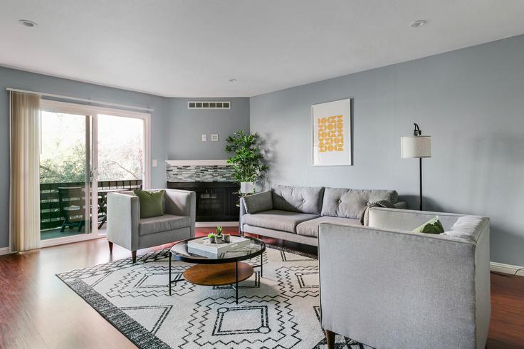 Arlington Apartments adresindeki bir dairede modern mobilyalarla zarif bir şekilde tasarlanmış oturma odası Redwood City, Redwood City