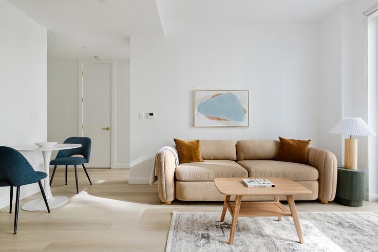 Brooklyn, New York에 위치한 540 Atlantic Avenue 아파트의 세련된 인테리어가 돋보이는 거실 Brooklyn, New York에 위치한 540 Atlantic Avenue 아파트의 세련된 인테리어가 돋보이는 거실