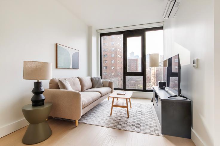 Sala de estar elegantemente projetada com móveis modernos em um apartamento no The Lightwell Dumbo em Brooklyn, New York