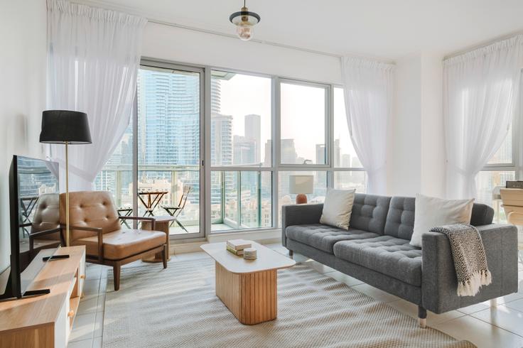 Elegant gestaltetes Wohnzimmer mit moderner Einrichtung in einer Wohnung im The residences in Downtown Dubai, Dubai
