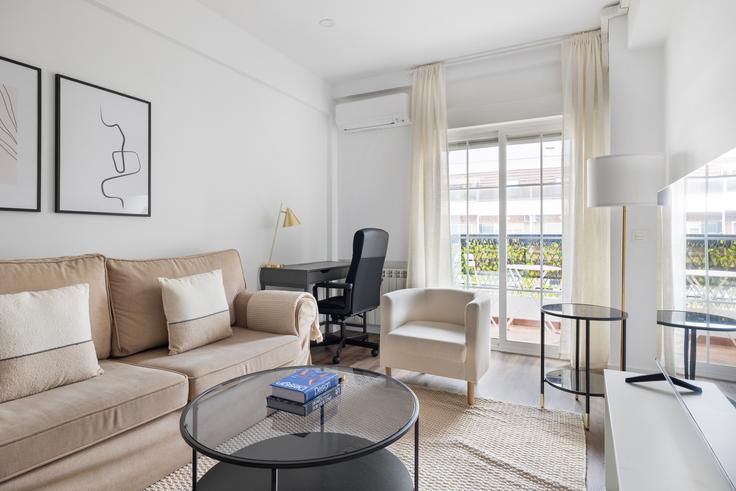 Chamartín, Madrid 소재 Calle Clara del Rey 12 유닛에 마련된, 현대적인 가구로 꾸며진 우아한 디자인의 거실