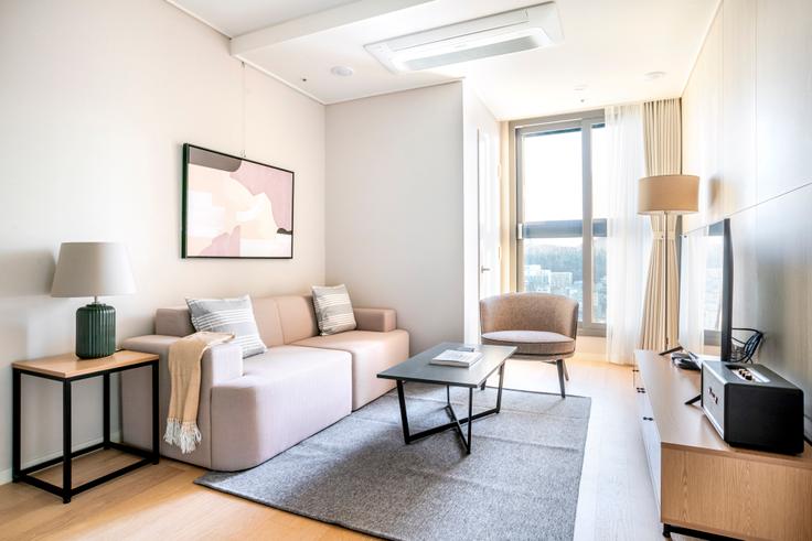 Elegante sala de estar con mobiliario moderno en un apartamento en Sewon Prugio Hericity APT en Jung District, Seoul Elegante sala de estar con mobiliario moderno en un apartamento en Sewon Prugio Hericity APT en Jung District, Seoul