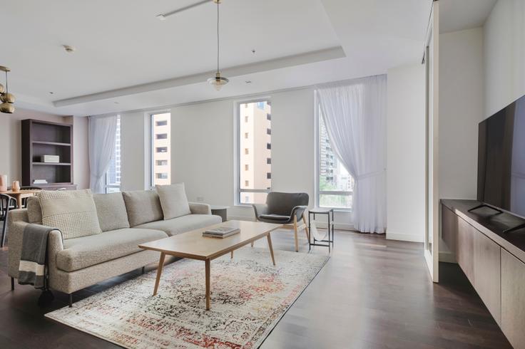 Elegant gestaltetes Wohnzimmer mit moderner Einrichtung in einer Wohnung im LimeStone House in Trade Center, Dubai