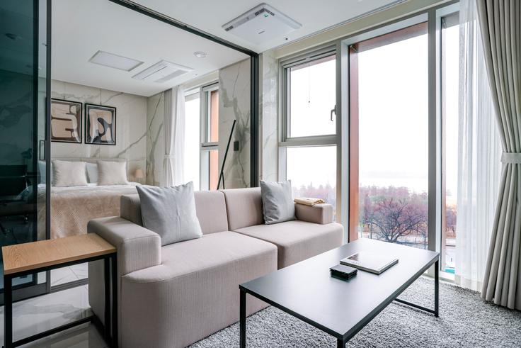 Sala de estar elegantemente projetada com móveis modernos em um apartamento no Signity Yeouido em Yeongdeungpo District, Seoul
