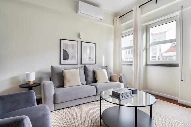 Salle de séjour élégante avec mobilier moderne dans un appartement à Avenida Almirante Reis 131 à Arroios, Lisbon