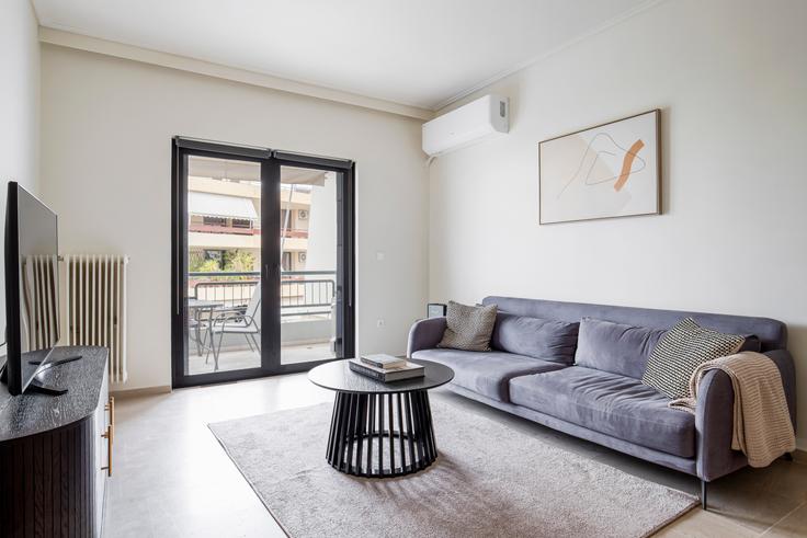 Gounari 161 adresindeki bir dairede modern mobilyalarla zarif bir şekilde tasarlanmış oturma odası South Athens, Athens