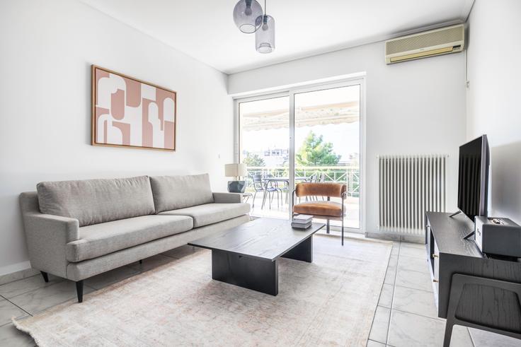 Salle de séjour élégante avec mobilier moderne dans un appartement à Saki Karagiorga VI à South Athens, Athens